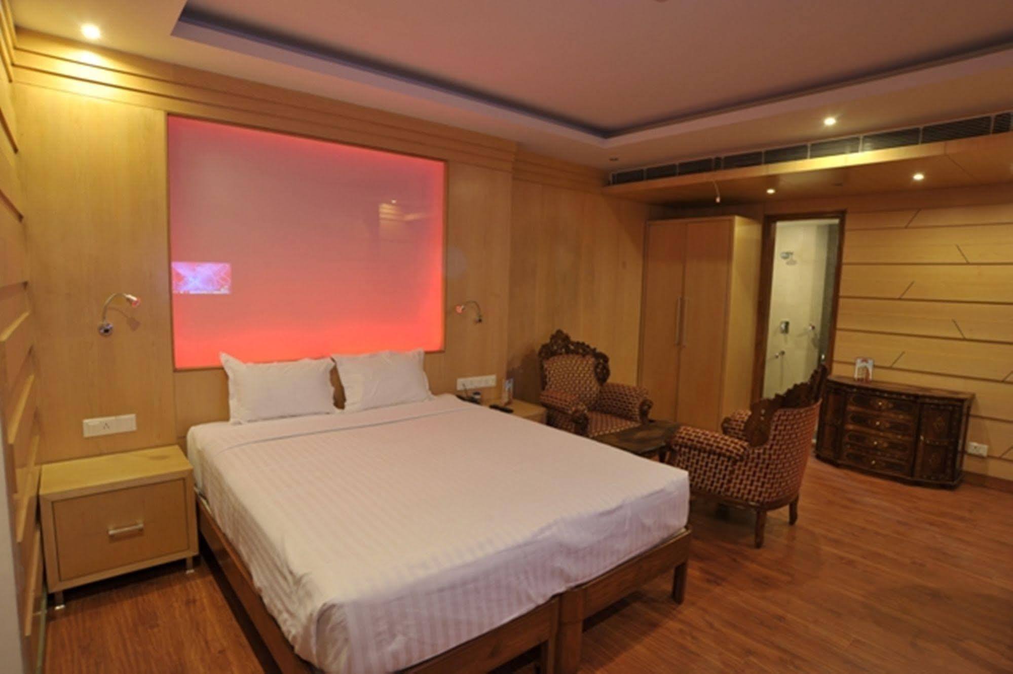 Hotel Emarald, New Delhi Nova Deli Exterior foto